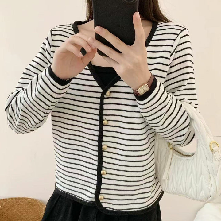 Dame stripete cardigan med elegante knapper og moderne V-hals