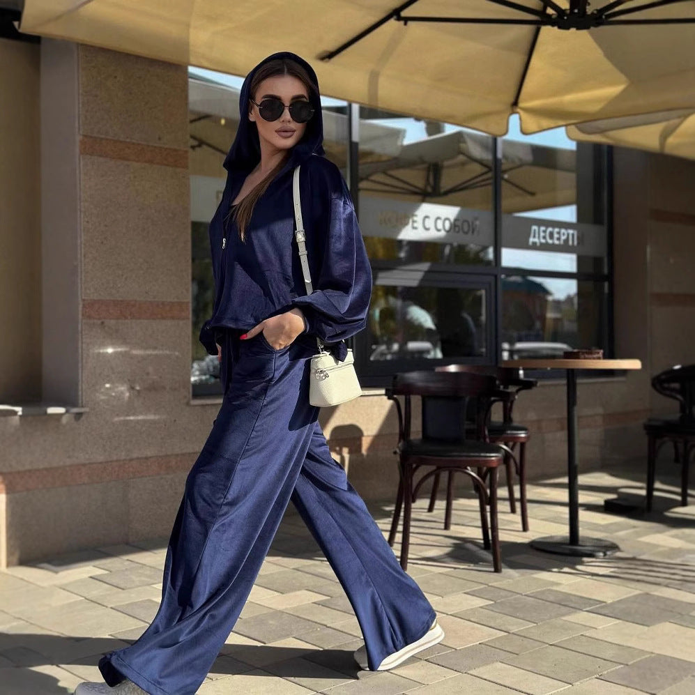 Kvinnelig fashionable velour loungewear sett med hette Skjora