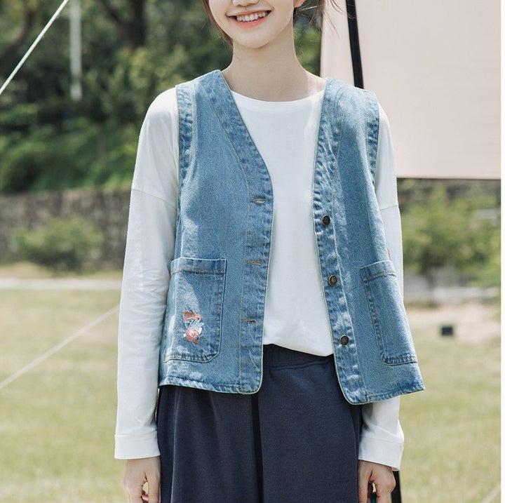 Kvinnens fashionable denimvest med lommer og knappedetaljer Skjora