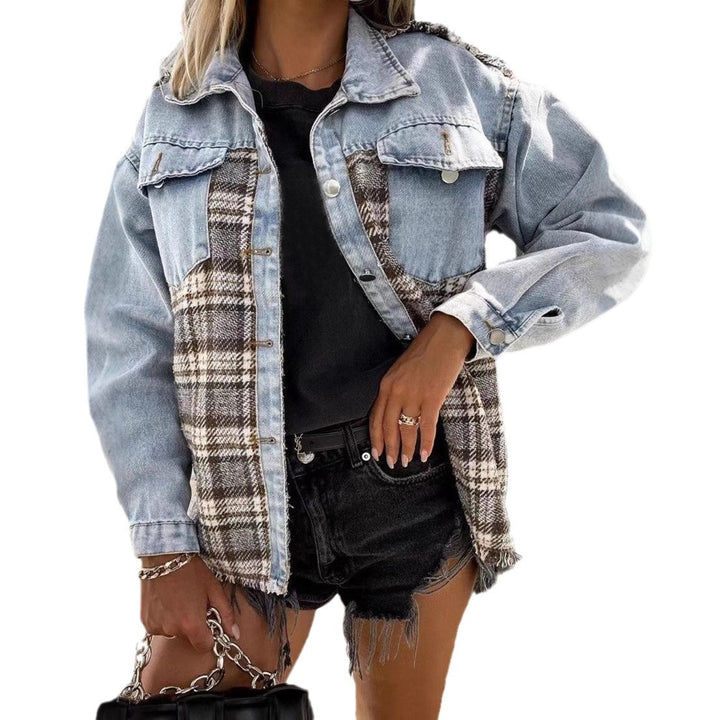 Dame casual denimjakke med rutete materialkombinasjon og praktiske lommer Skjora