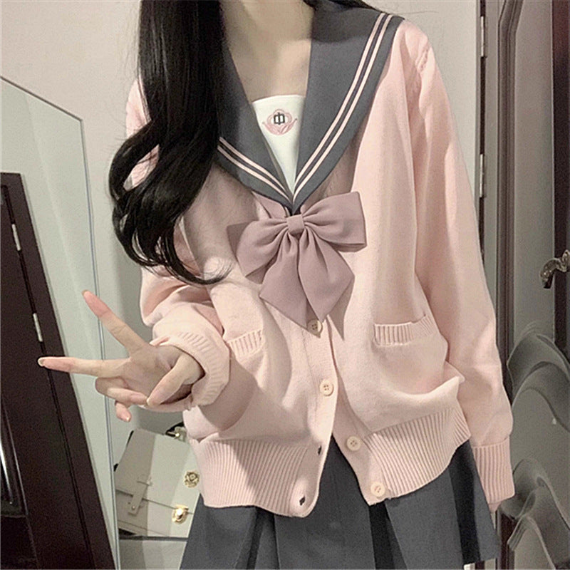 Kvinnes college cardigan med klassisk krage og dekorativ sløjfedesign Skjora