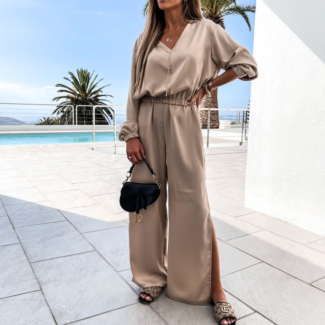 Kvinnelig elegant jumpsuit med vid-snitt bukser og V-hals Skjora