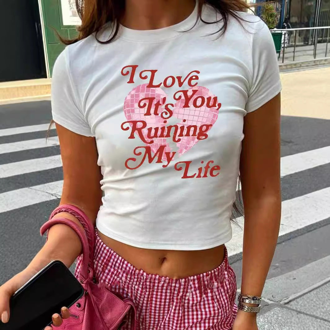 Dame Crop-Top med kreativ grafisk design og moderne skrift Skjora