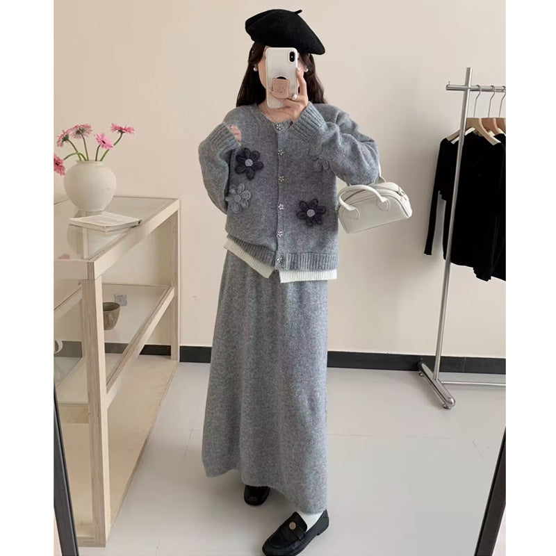 Dame cardigan med blomsterapplikasjoner og maxiskjørt Skjora