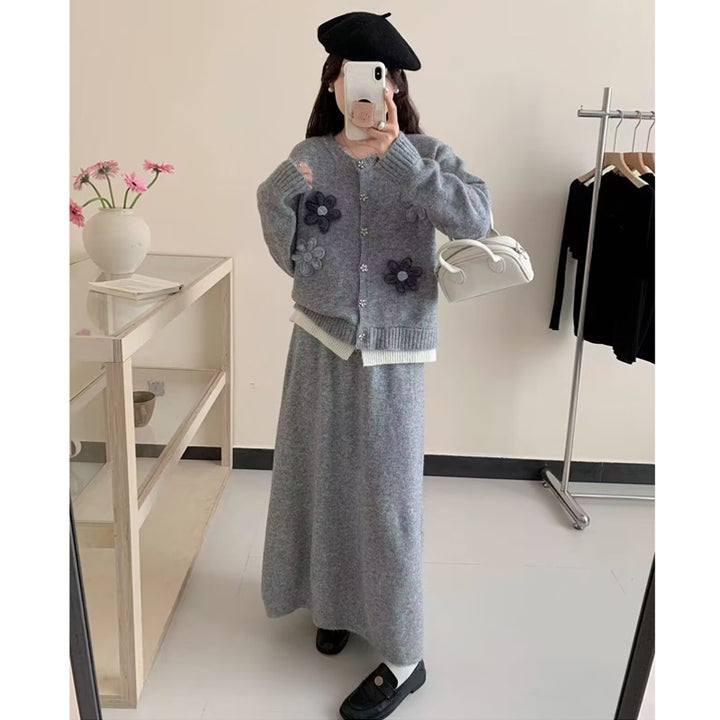 Dame cardigan med blomsterapplikasjoner og maxiskjørt Skjora