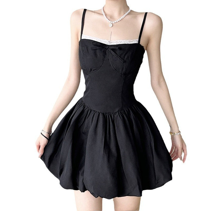Dame Leken mini jumpsuit med spissdetaljer og elastisk belte Skjora
