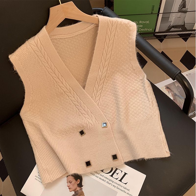 Damer strikket vest med moderne kabelmønster og elegante knappedetaljer Skjora