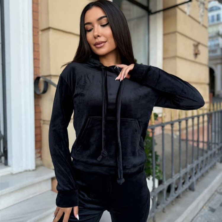 Kvinnelig elegant fløyels loungewear-sett med hette og elastiske mansjetter Skjora