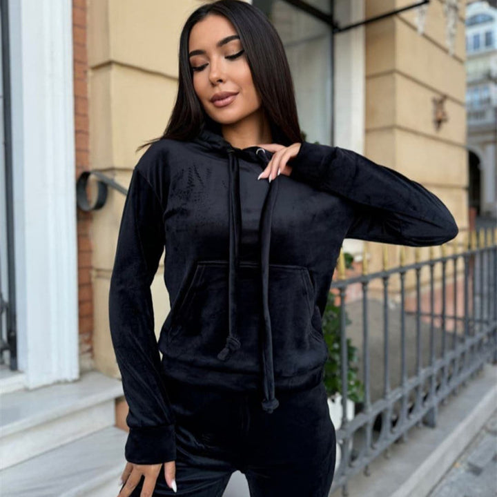 Kvinnelig elegant fløyels loungewear-sett med hette og elastiske mansjetter Skjora