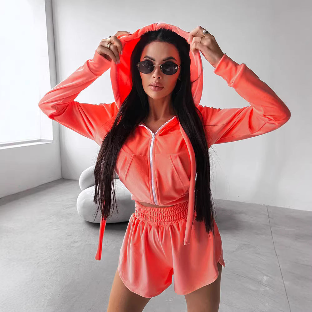 Kvinnors sportiga hoodie och shorts-set gjort av mjuk fleece med hög bärkomfort Skjora