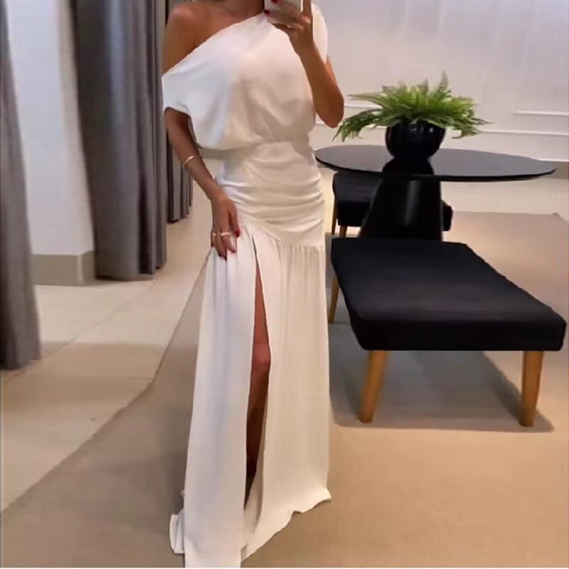 Dame Langermet kjole med sidesliss og off-shoulder design Skjora