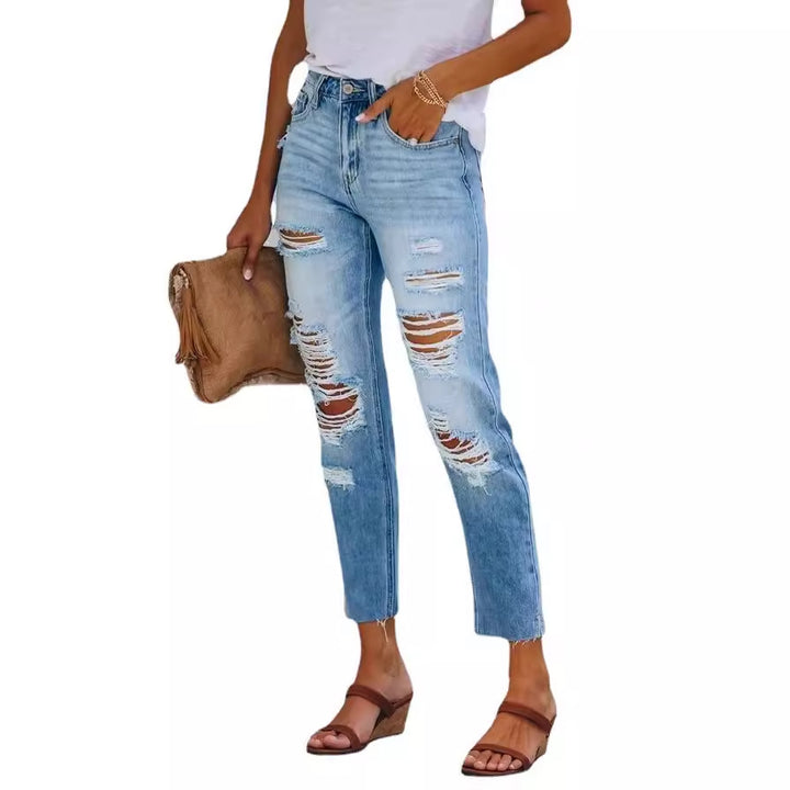 Kvinnelige ødelagte jeans i en avslappet passform med moderne detaljer