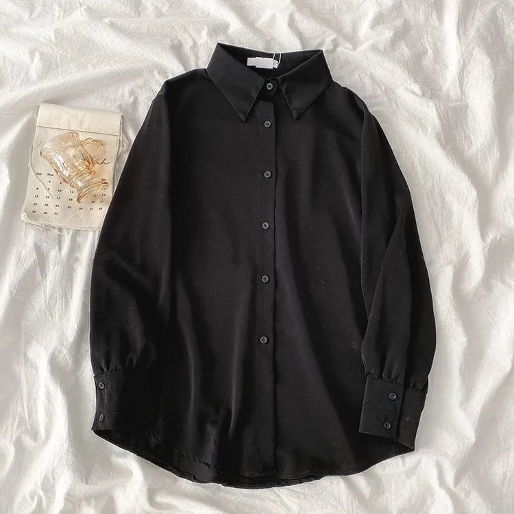 Kvinnens elegante bluse med voluminøse ermer Skjora