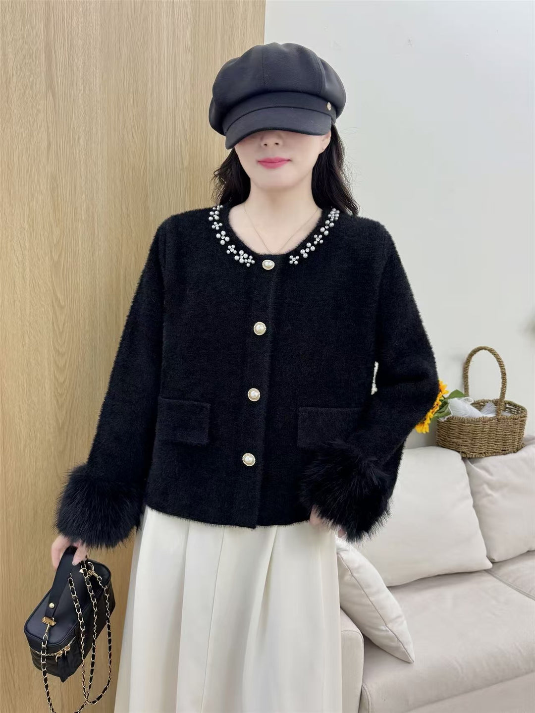 Damer elegant cardigan med perledekorasjon og fluffy ermer Skjora