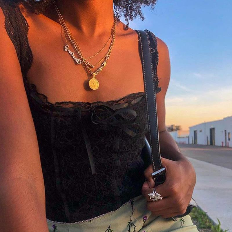 Dame spiss-crop-top med dekorative bånd og fine detaljer Skjora