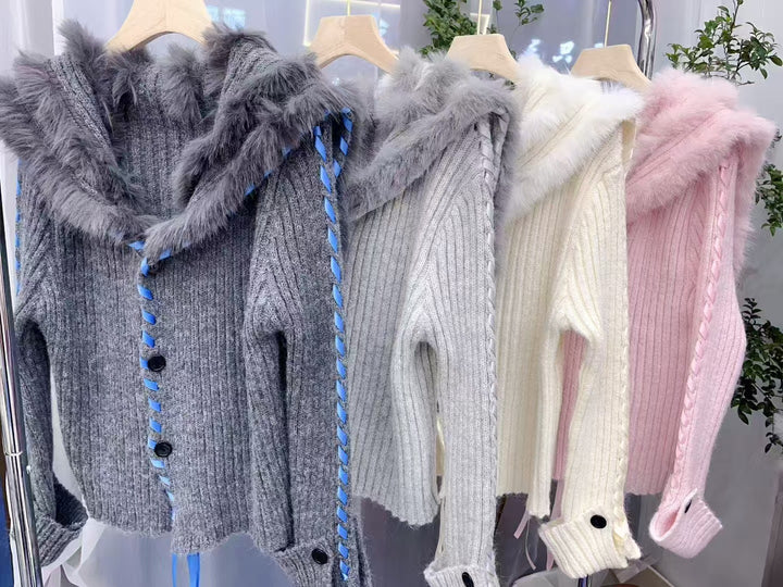 Kvinne cardigan med hette og dekorativt faux pels Skjora