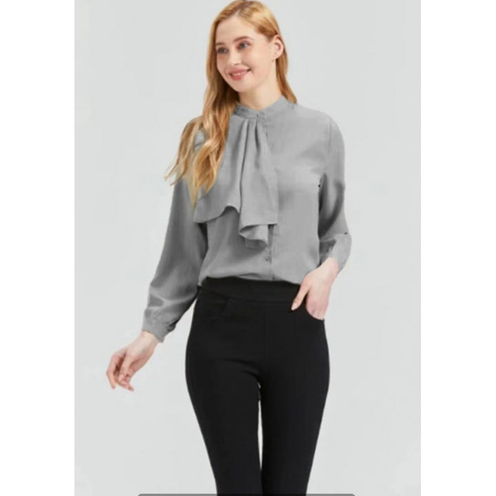 Damebluse med elegante volanger detaljer og krage Skjora