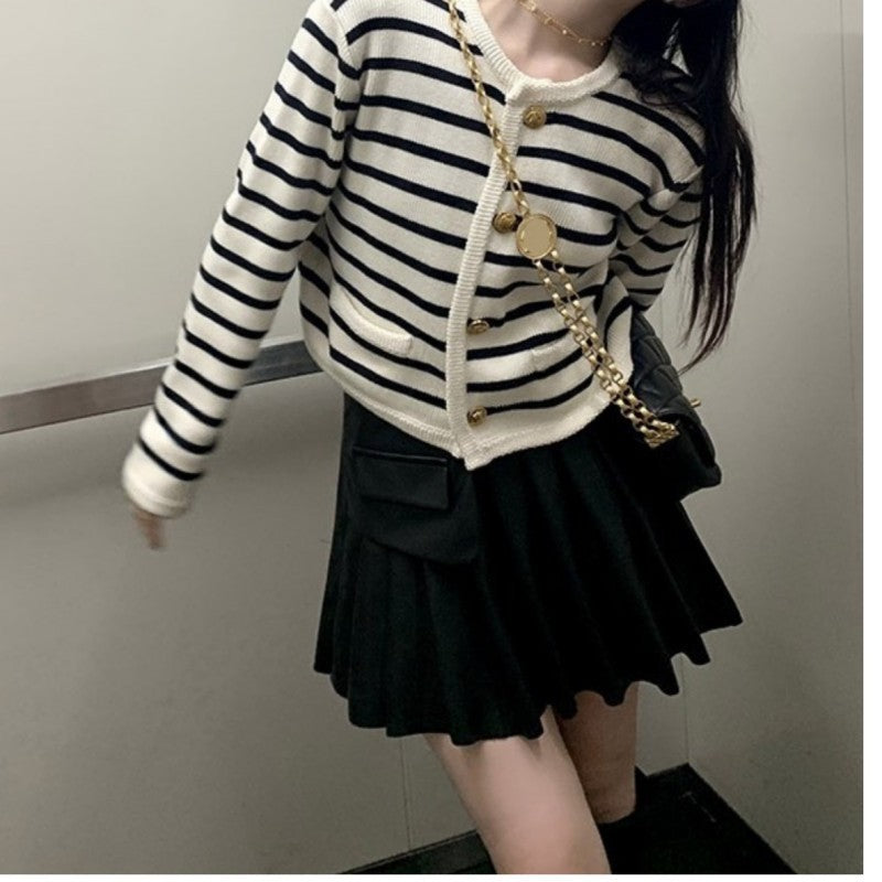 Kvinnelig cardigan med elegante knapper og stripemønster Skjora