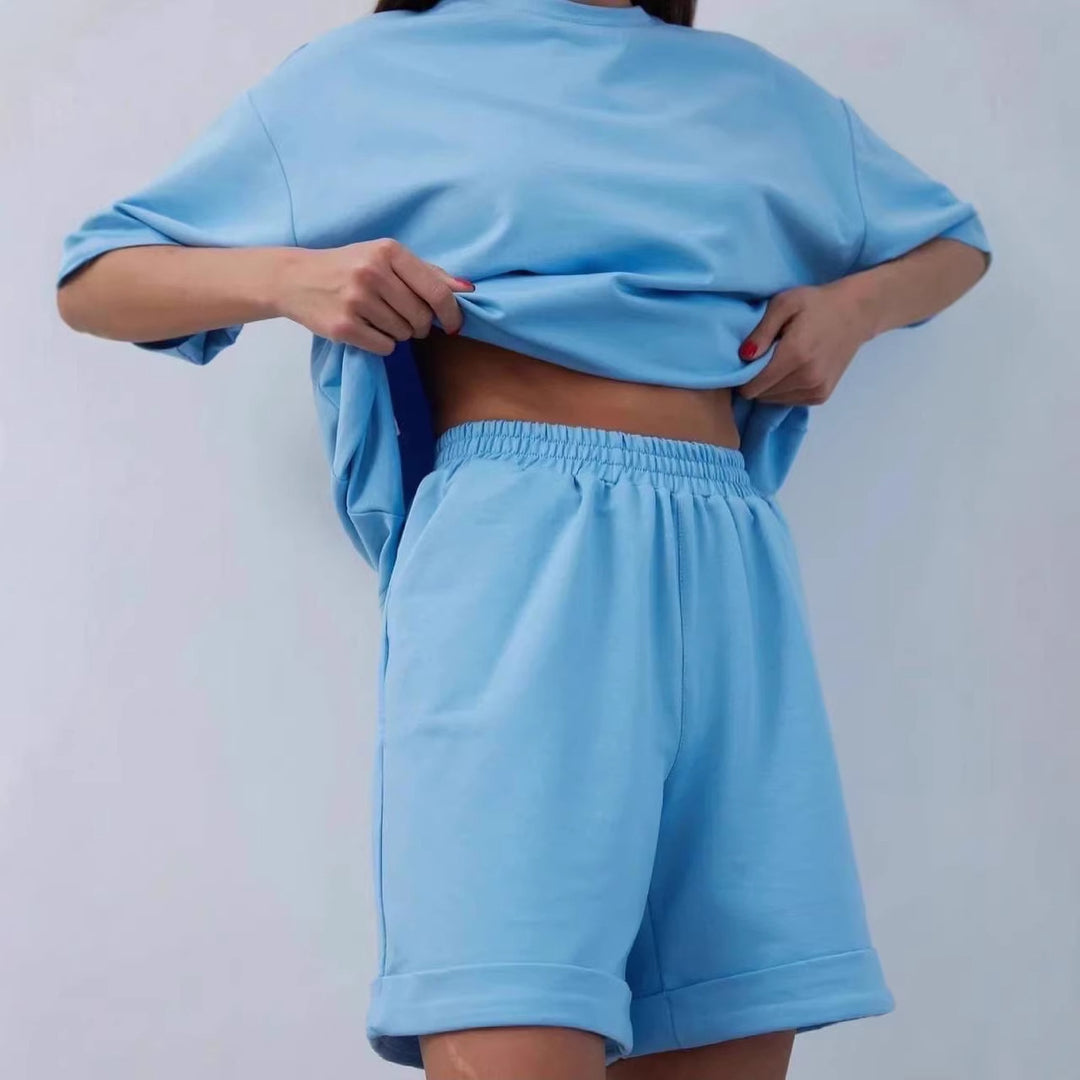 Kvinnens uformelle loungedrakt med oversized t-skjorte og shorts Skjora