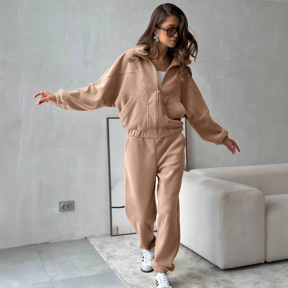 Kvinnens fashionable jumpsuit med dyp utringning og behagelig passform Skjora