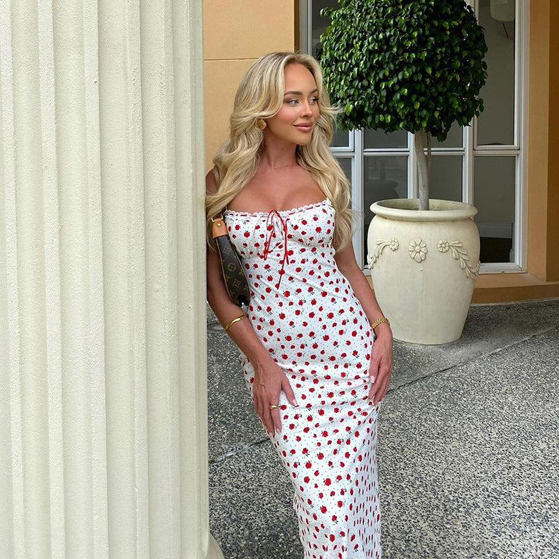 Dame Blomstermidikjole med justerbare spaghetti-stropper og elegant rynking Skjora