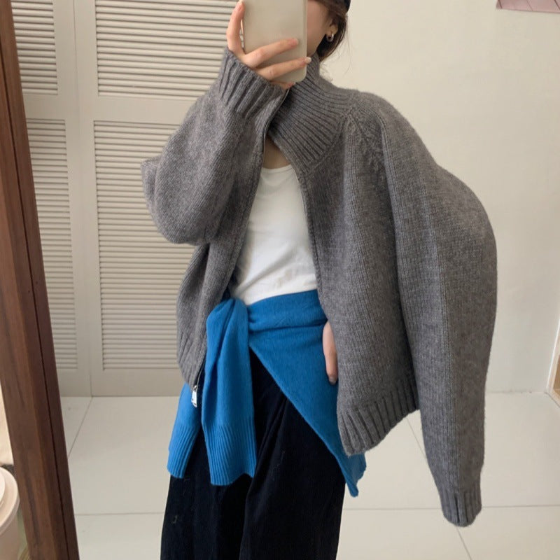 Kvinnens chunky strikket cardigan med høy krage og praktisk glidelås Skjora