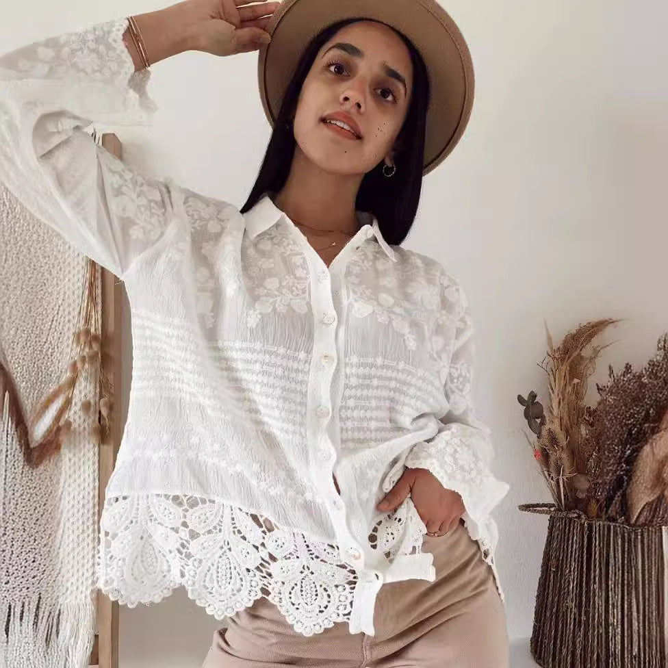 Damebluse med blomsterbroderier og dekorativt blonder Skjora