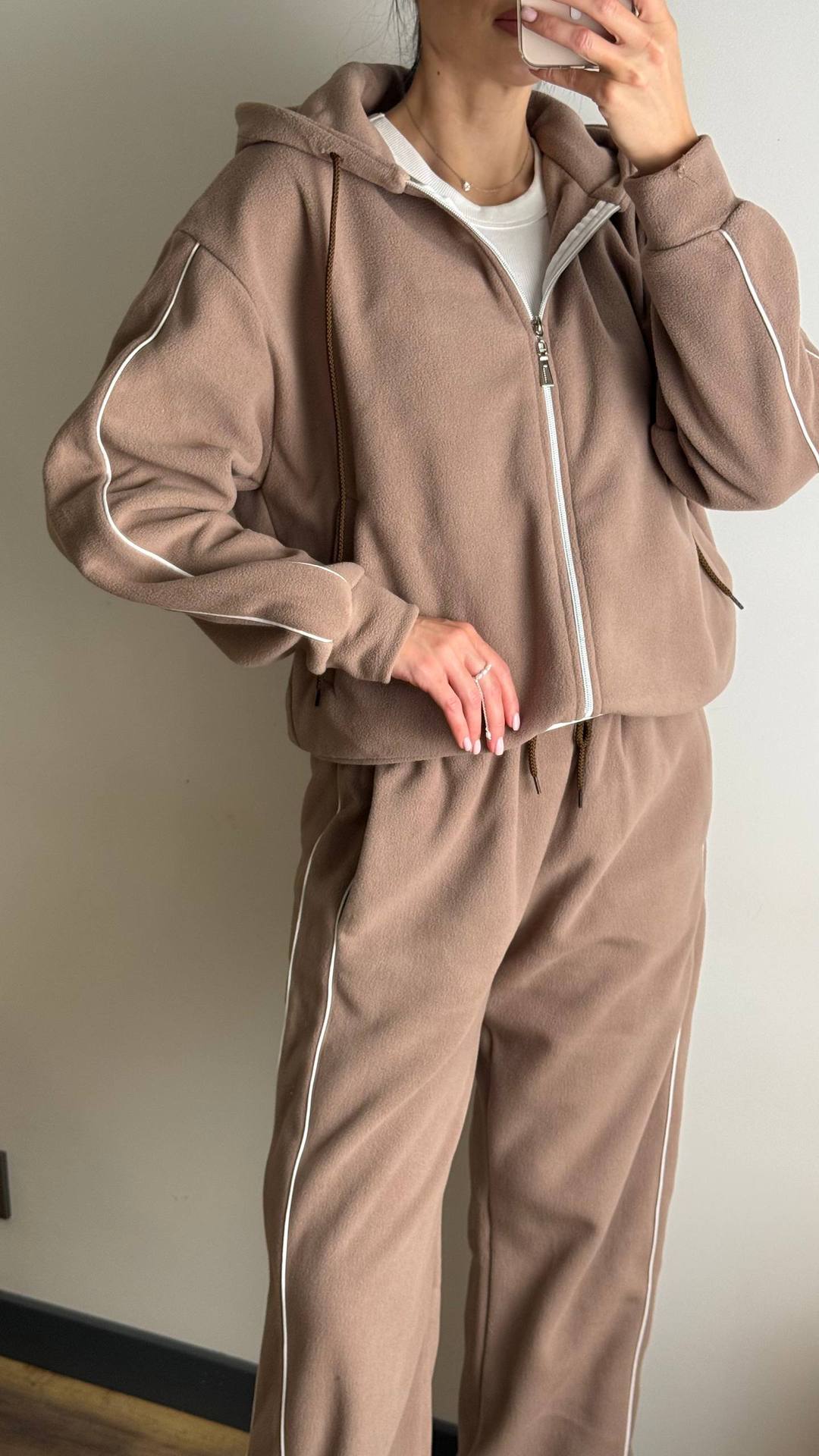 Kvinnelig sporty fleece treningsdrakt sett med glidelås og sidestrimler Skjora