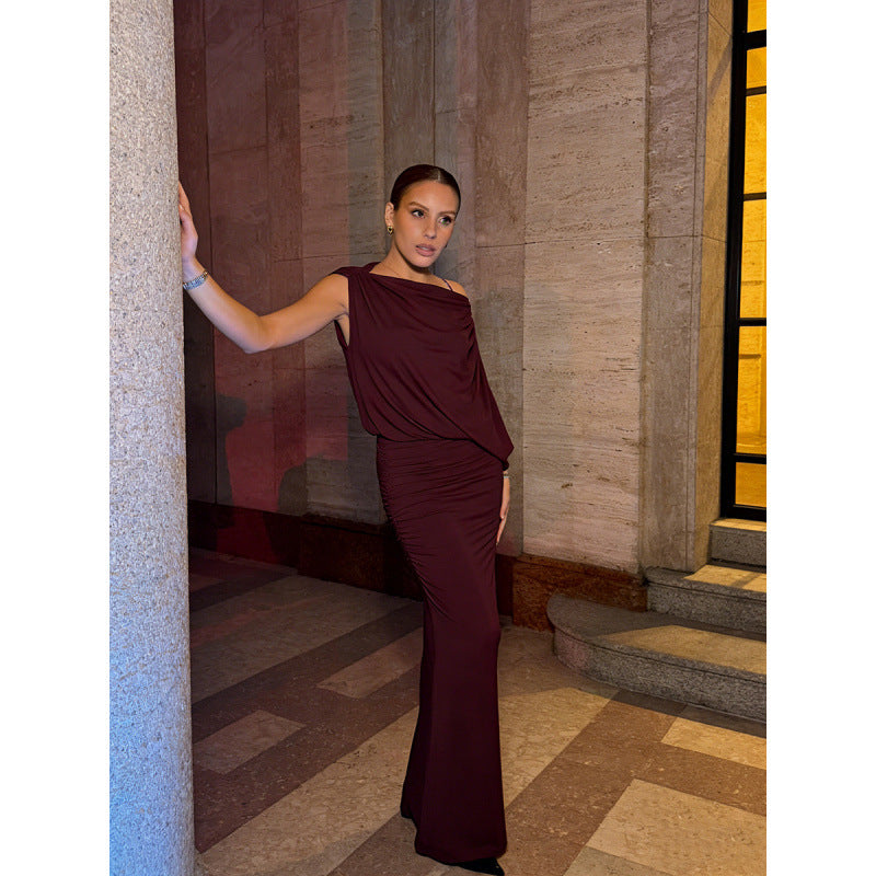 Dame Elegant aftenkjole med asymmetrisk snitt og rynkede detaljer Skjora