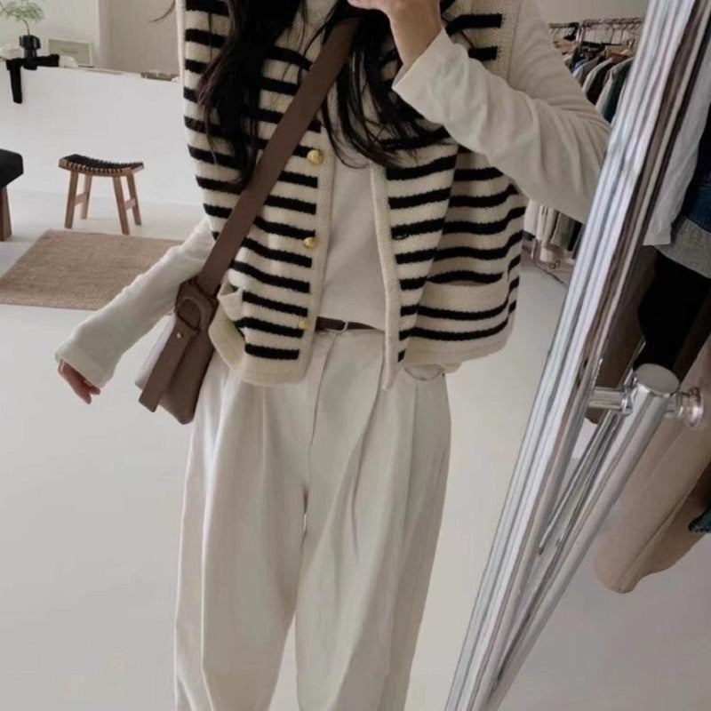 Dame strikket vest med elegante knapppdetaljer og klassiske striper Skjora