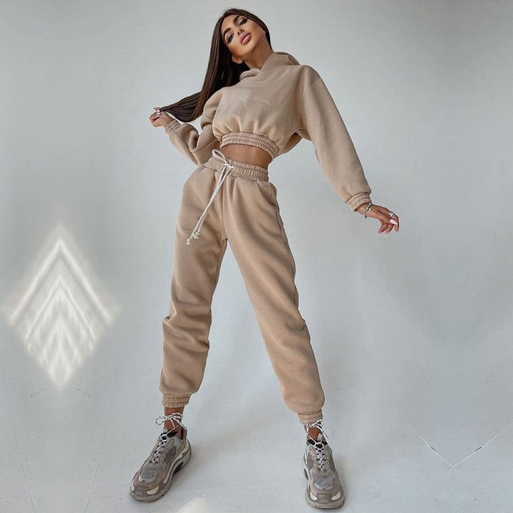 Kvinnelig sporty cropped sweat-set med elastisk midjebånd og praktiske lommer