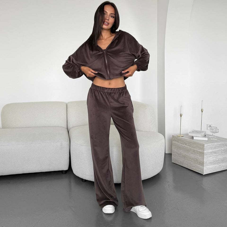 Dame komfortabel lounge suit laget av mykt materiale med hettegenser og løs passform Skjora
