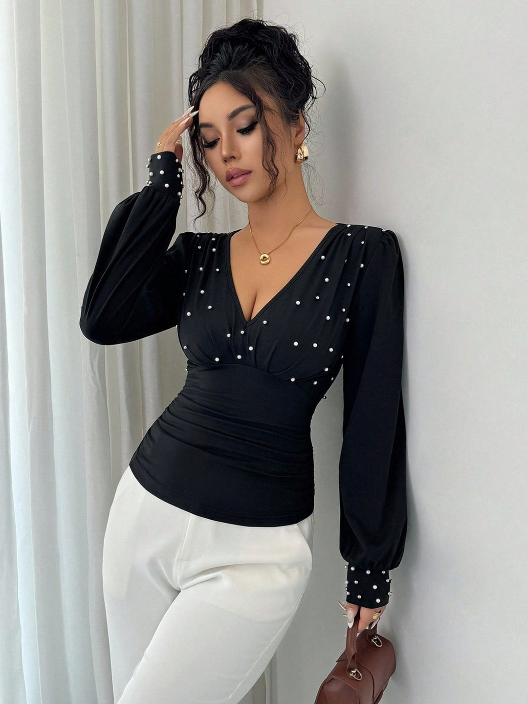 Kvinnes elegant bluse med V-hals og dekorasjon Skjora
