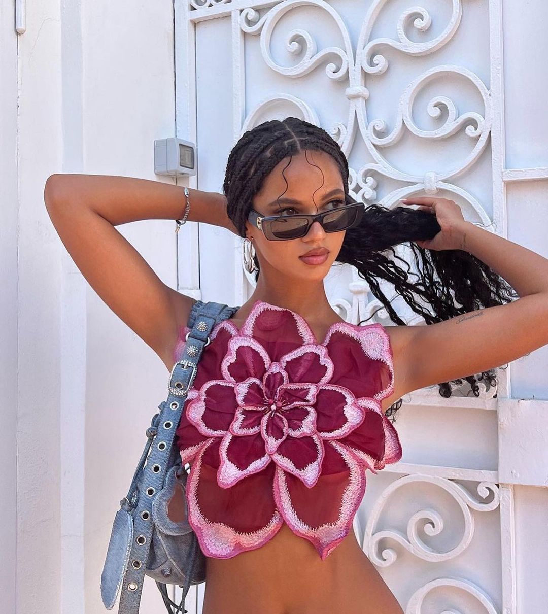 Damen Blüten-Crop-Top mit 3D floralen Applikationen und transparentem Stoff Skjora