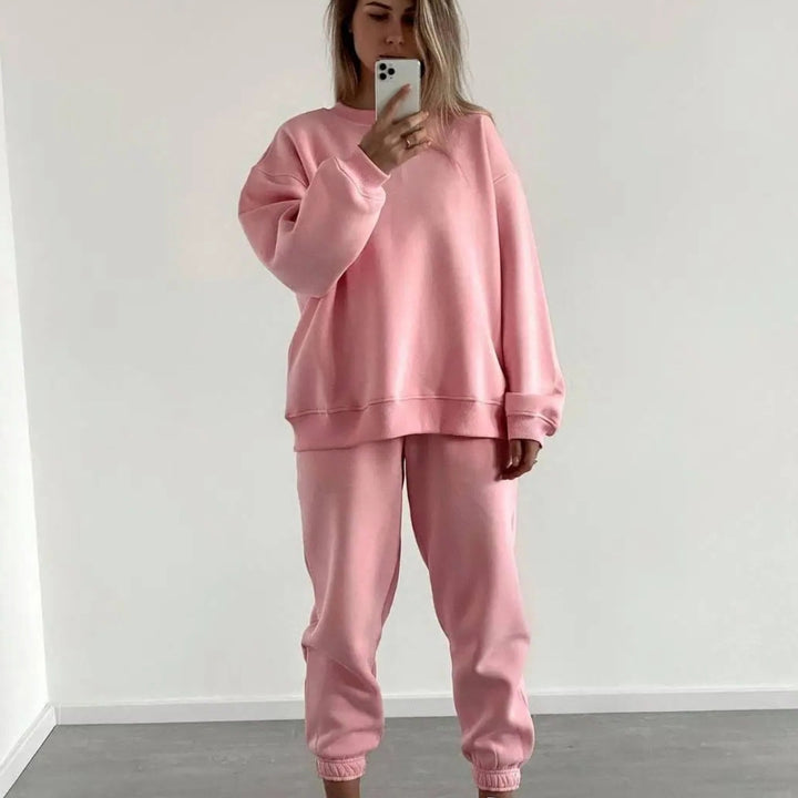 Dame uformell sweatshirt og jogger-sett laget av mykt materiale med elastisk midjebånd og høy bærekomfort Skjora