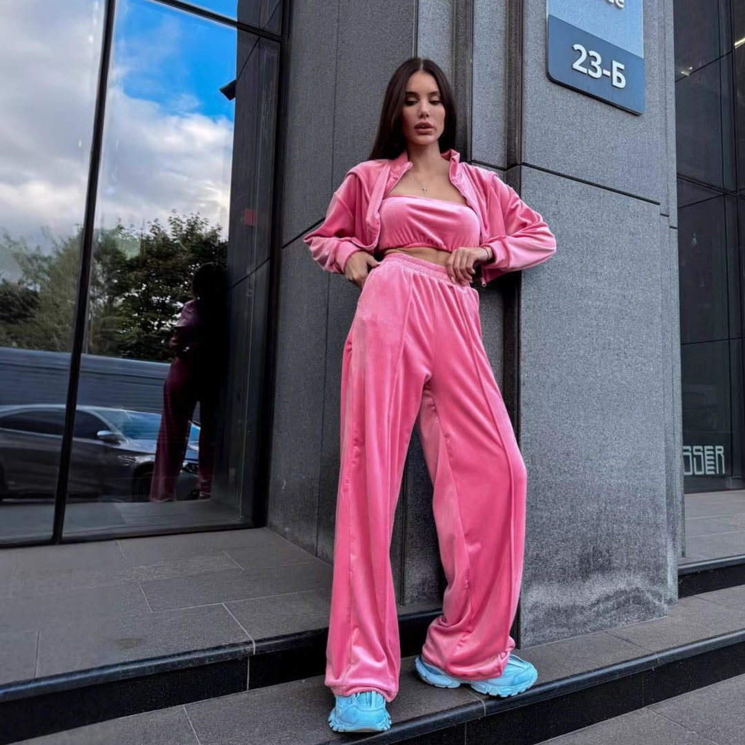 Kvinnes loungewear sett laget av luksuriøs velur med kort jakke og brede bukser
