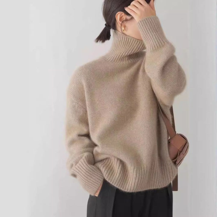 Kvinnes cashmere rullehalsgenser med løs passform og elegant tekstur Skjora