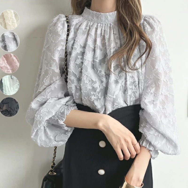 Kvinne elegant bluse med blomsterbuketter og voluminøse ermer Skjora