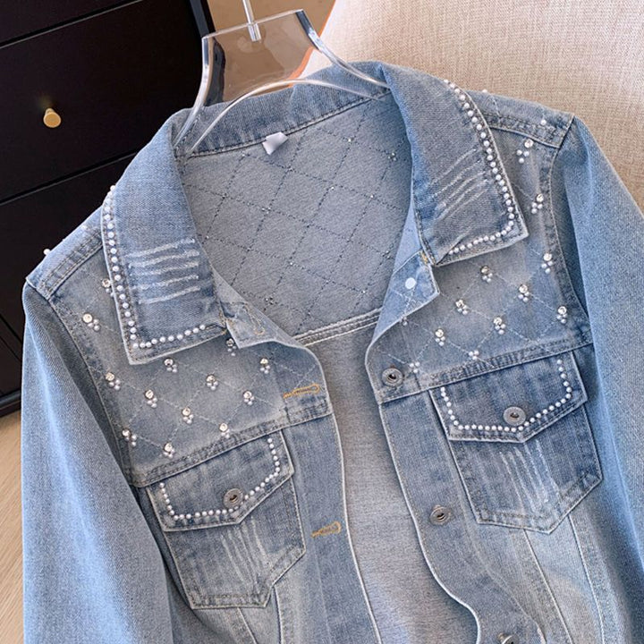 Dame moteriktig denimjakke med glamorøse perledetaljer Skjora