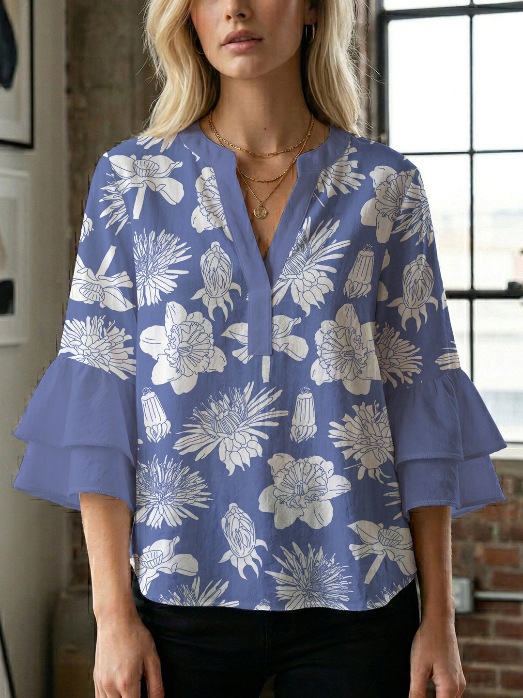 Damer elegant bluse skjorte med voluminøse rysjermer og grafisk blomsterdesign Skjora