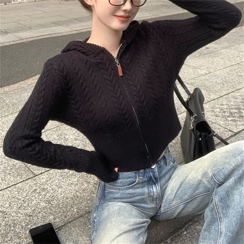 Dame hettecardigan med kabelstrikkmønster og asymmetrisk snitt Skjora