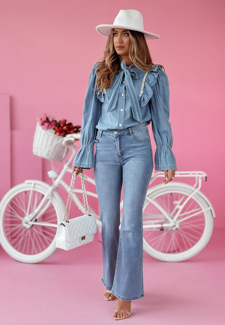 Damebluse med volanger og trendy krage Skjora