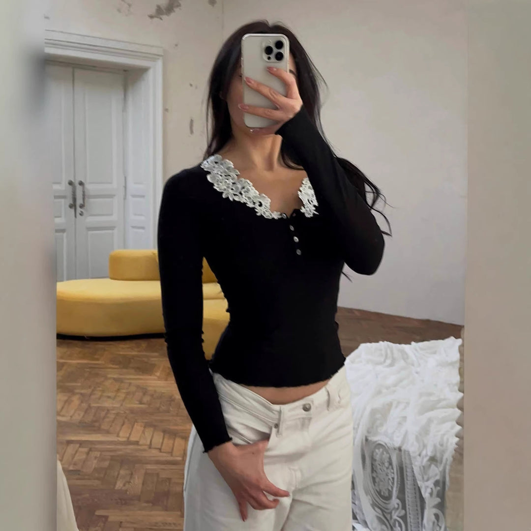 Dame langermet topp med blonde detaljer og knappestolpe Skjora