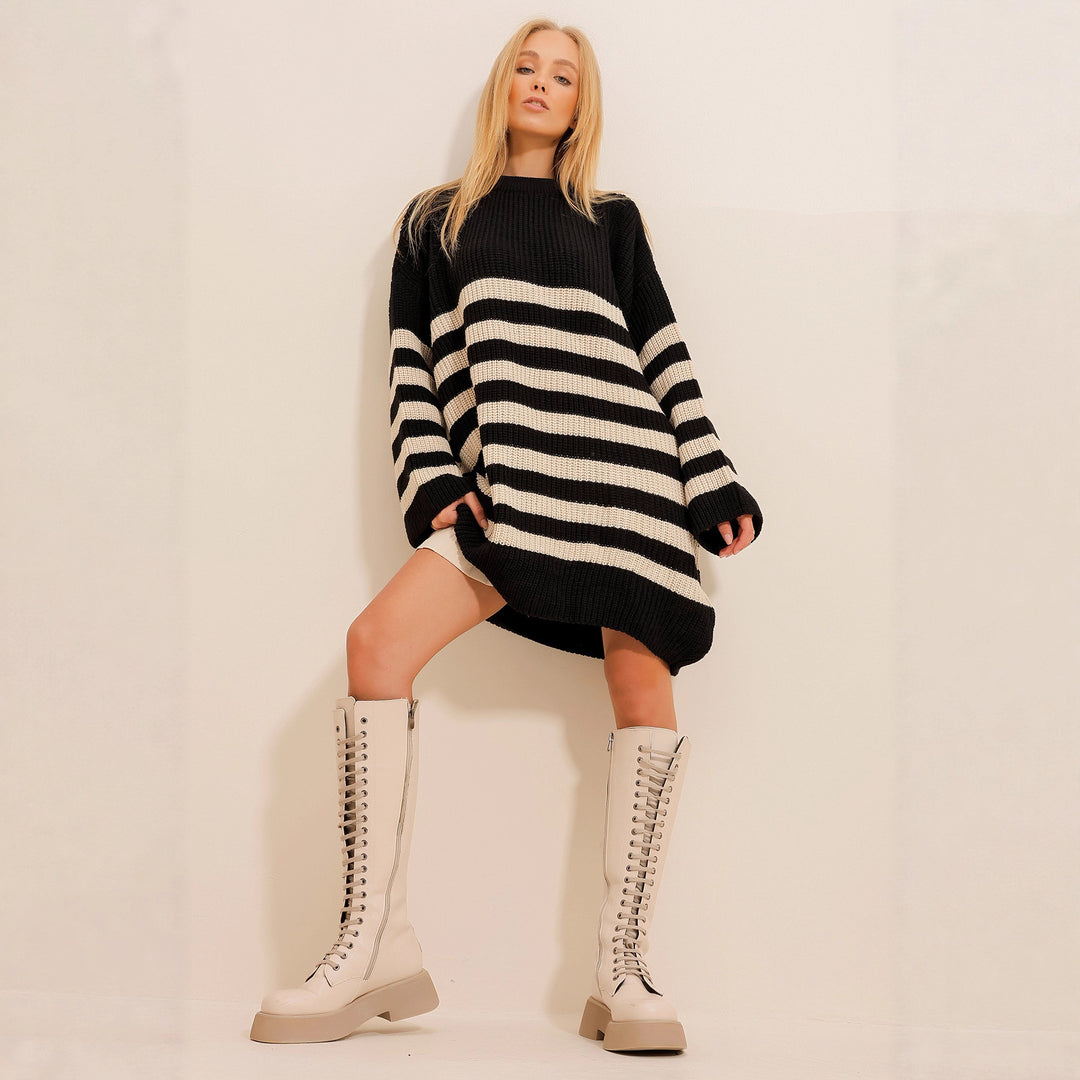 Kvinnes oversized strikket kjole med stripemønster Skjora