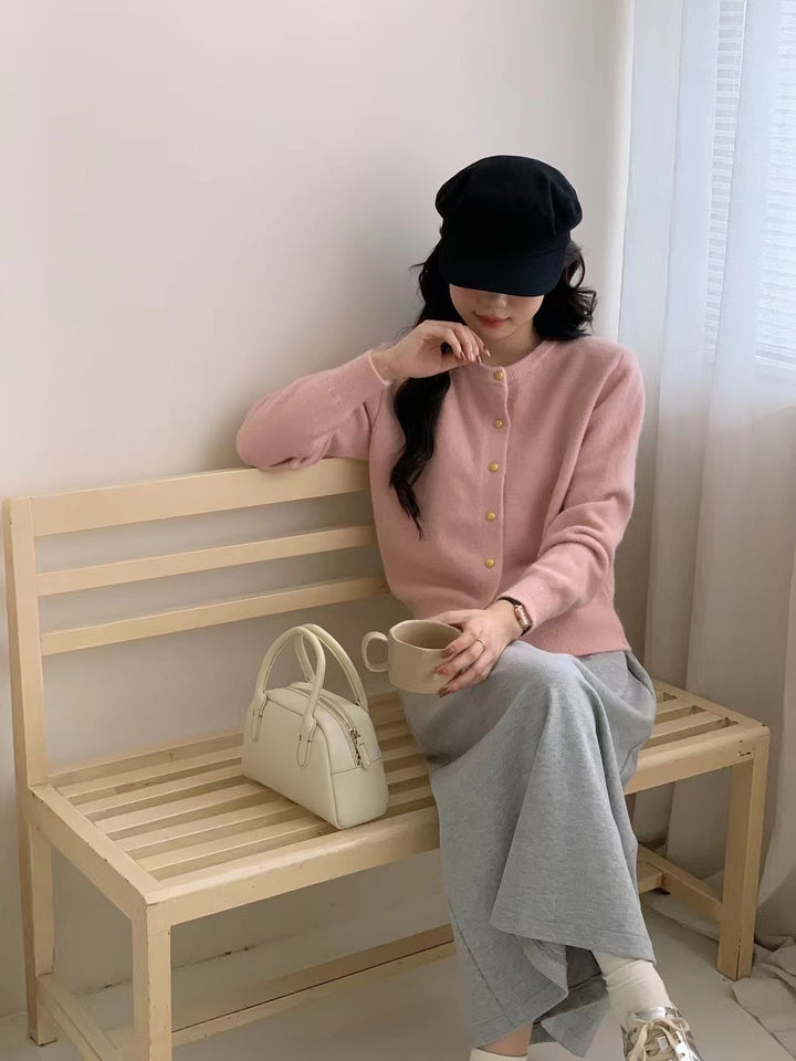 Kvinne cardigan med elegante knappdetaljer og mykt materiale Skjora