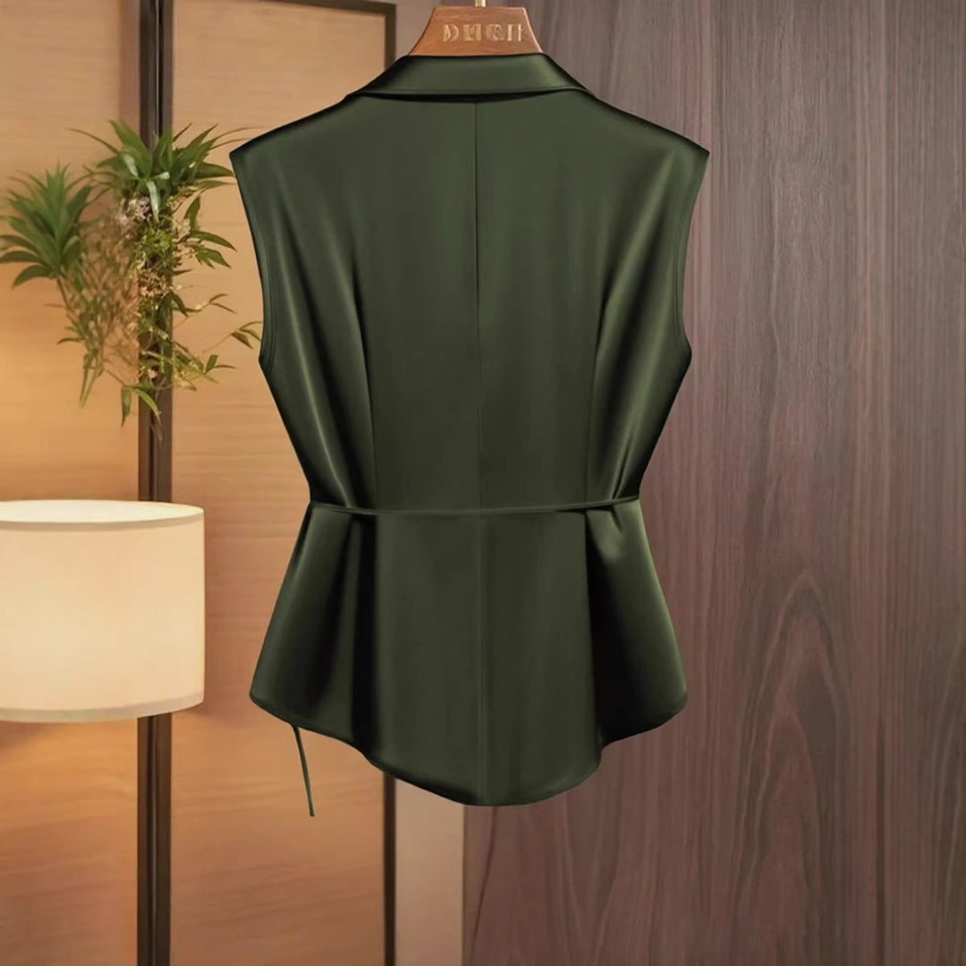 Damebluse med elegant innpakningsdesign og flytende satinfølelse Skjora