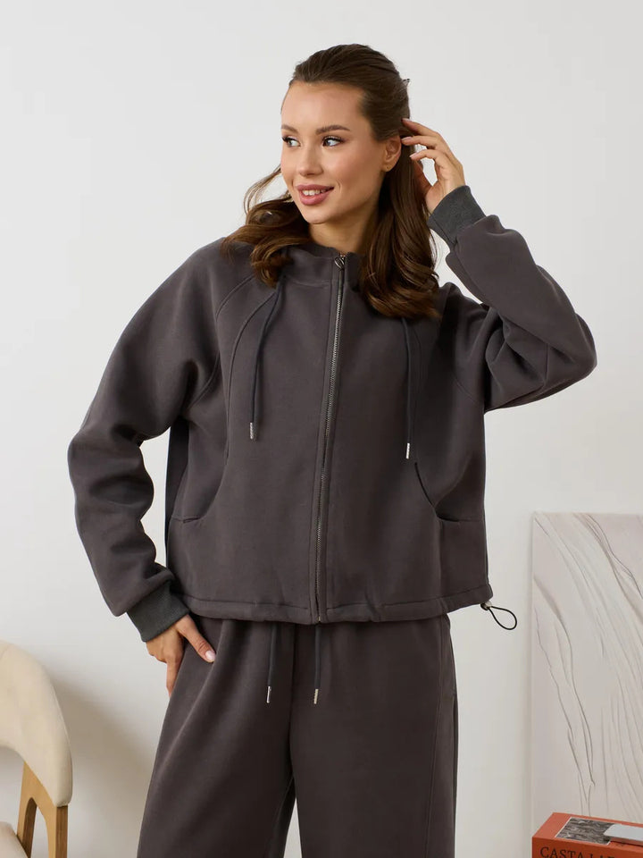 Dame casual hettejakke laget av myk fleece med praktiske lommer og elegant glidelås Skjora