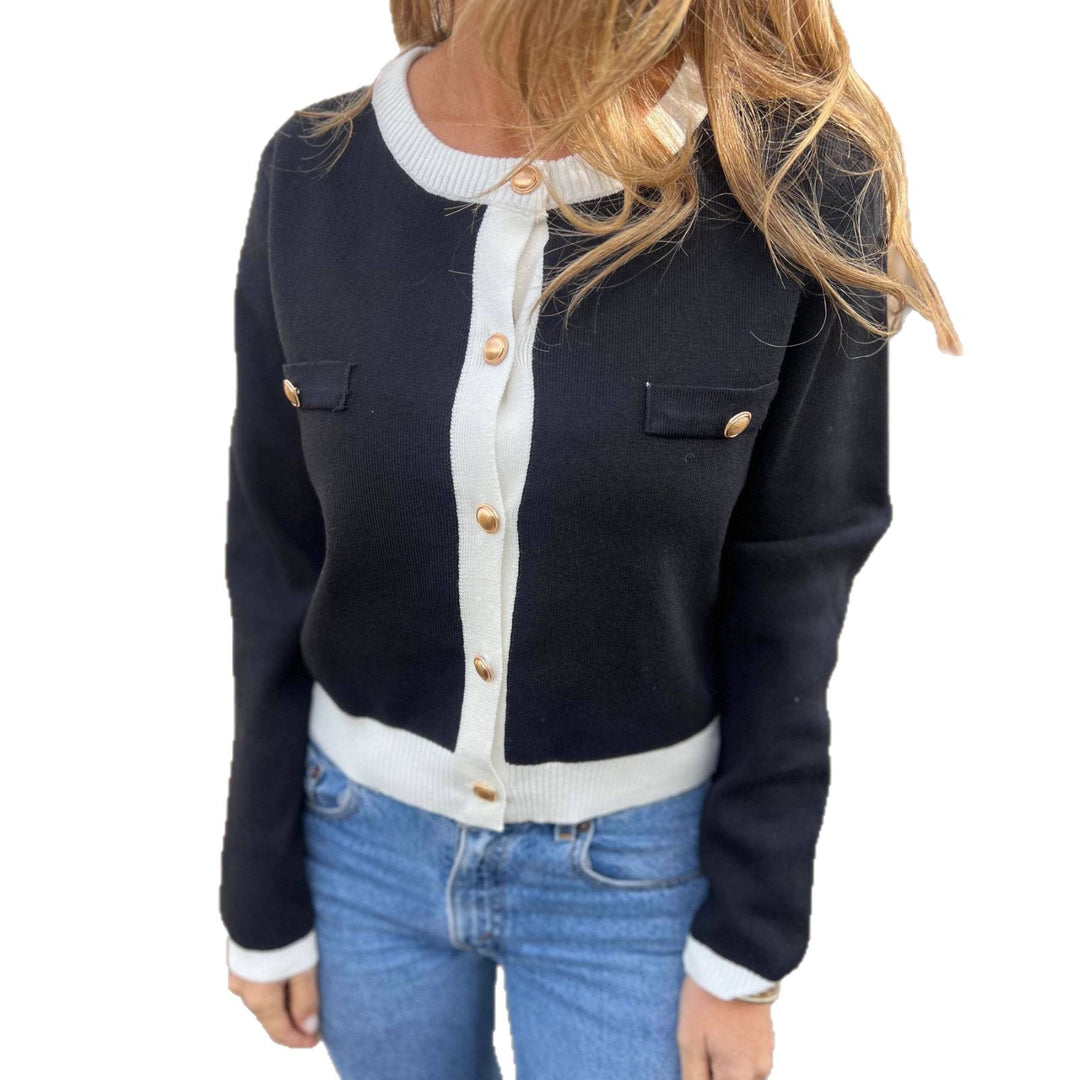 Damer fashionable cardigan med teksturert design og gullknapper Skjora