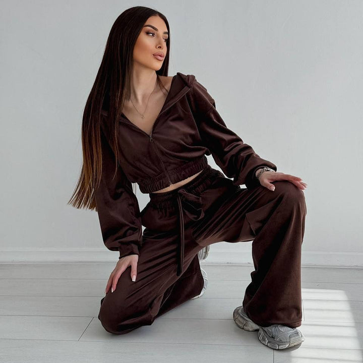 Kvinnelig elegant velour lounge-sett med cropped jakke og vid passform Skjora