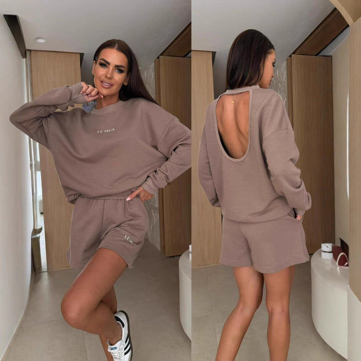 Kvinnelig casual fritidssett med oversized sweatshirt og komfortable shorts Skjora